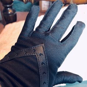 New Women's Black Impressions By Isotoner Dress Smartouch Technology Gloves New Women's Black Impressions By Isotoner Dress Smartouch Technology Gloves